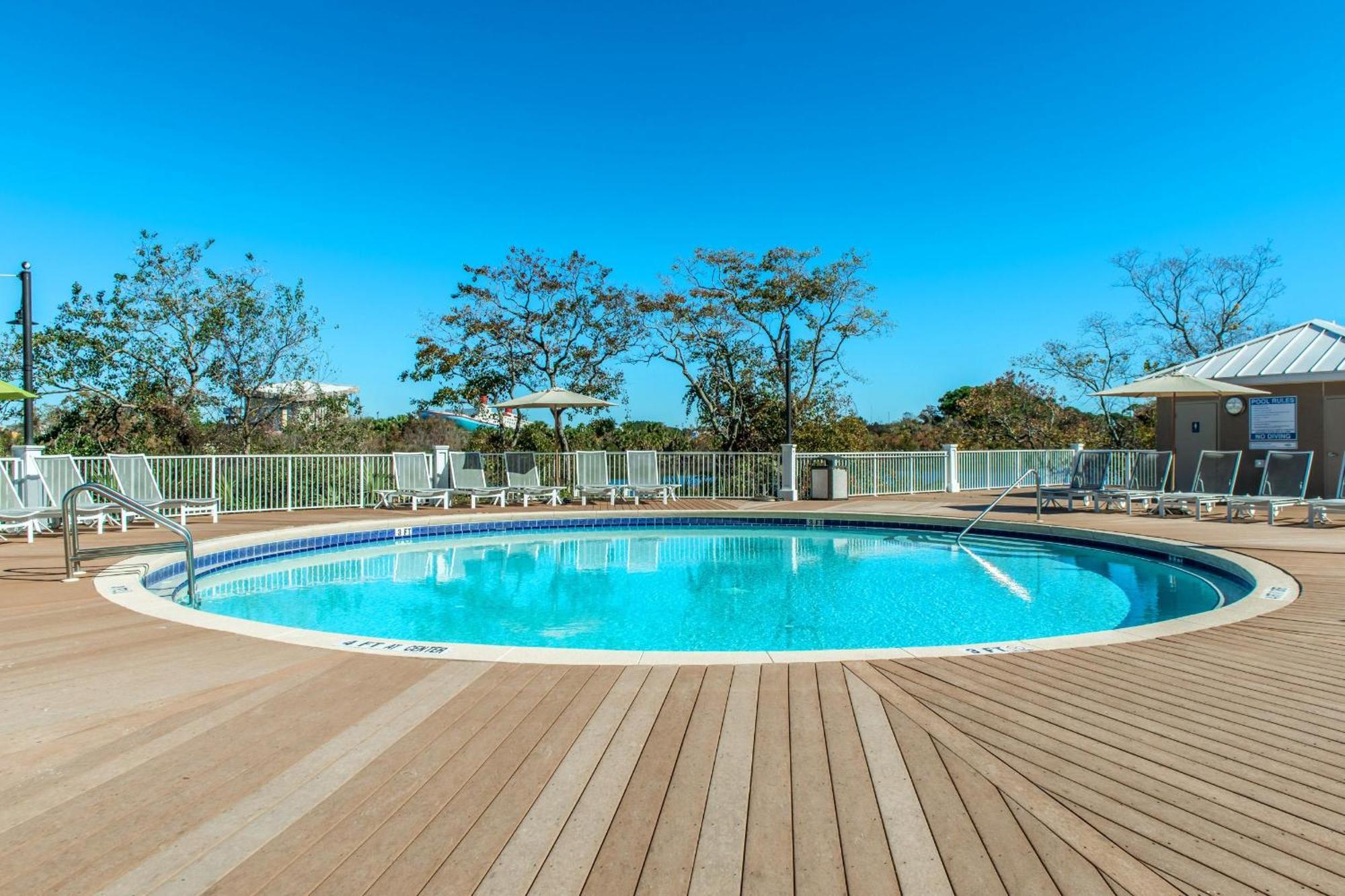 Laketown Wharf 402